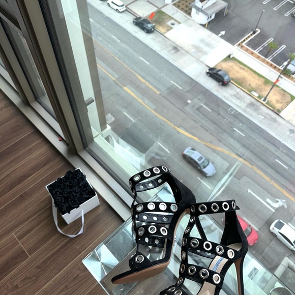 Authentic Prada Décolleté Heeled Sandals
Black suede and silver-coloured sails. - Picture 11 of 14